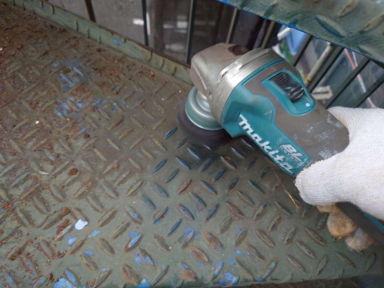 野田市・柏市・流山市の外壁塗装は美装柳屋へ/【作業のご紹介】東京都府中市Mビル・鉄骨階段塗装作業